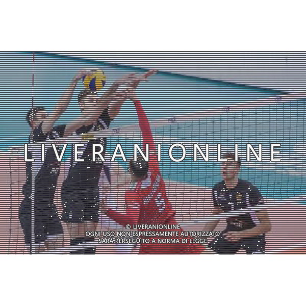 2017.12.16 KRAKOW FIVB KLUBOWE MISTRZOSTWA SWIATA W PILCE SIATKOWEJ MEZCZYZN CUCINE LUBE CIVITANOVA - PGE SKRA BELCHATOW NZ MARIUSZ WLAZLY KAROL KLOS FOT JAKUB GRUCA / FOKUSMEDIA.COM.PL / NEWSPIX.PL --- Newspix.pl *** Local Caption *** www.newspix.pl mail us: info@newspix.pl call us: 0048 022 23 22 222 --- Polish Picture Agency by Ringier Axel Springer Poland / AGENZIA ALDO LIVERANI SAS - ITALY ONLY - EDITORIAL USE ONLY - Lube Civitanova - PGE Skra Belchatow semifinale del Mondiale per Club 2017 di volley maschile a Cracovia 16 dicembre 2017 