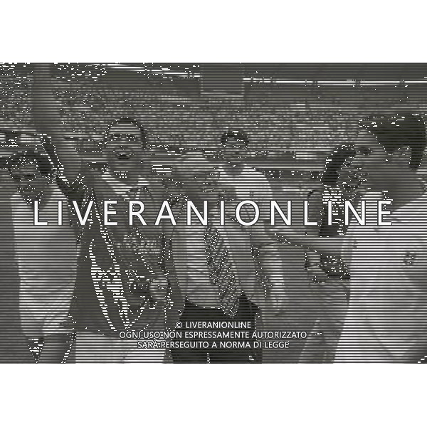 19-06 -1994 VERONA SPAREGGIO FINALE COMO SPAL 2-1 PROMOZIONE DEL COMO IN SERIE B NELLA FOTO MANZO CON IL PRESIDENTE DEL COMO CALCIO FESTEGGIANO A FINE GARA LA PROMOZIONE IN SERIE B AG ALDO LIVERANI SAS