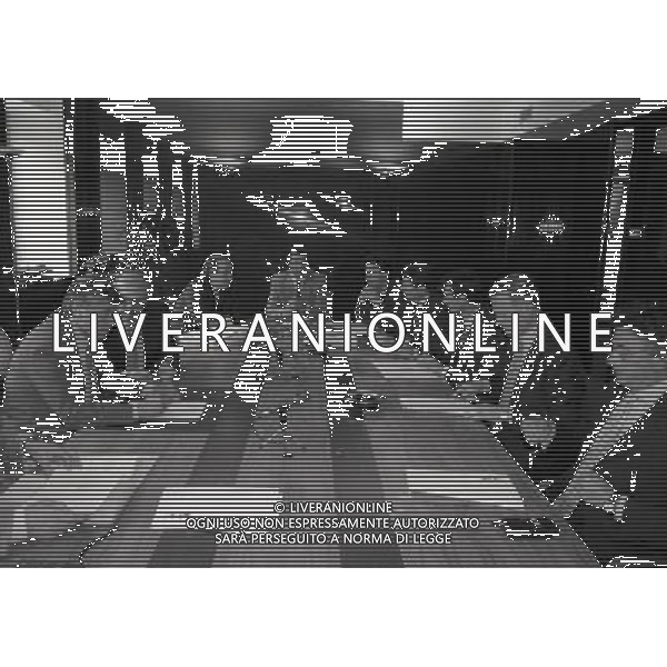 1994-1995 MILANO LEGA CALCIO VIA ROSSELLINI ARRIVO DEL L\'AVVOCATO SERGIO CAMPANA PRESIDENTE ASSOCIAZIONE CALCIATORI NELLA FOTO LA RIUNIONE TRA SERGIO CAMAPANA E LUCIANO NIZZOLA E I RAPPRESENTANTI DEI PRESIDENTI E ALLENATORI AG ALDO LIVERANI SAS
