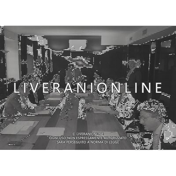 1994-1995 MILANO LEGA CALCIO VIA ROSSELLINI ARRIVO DEL L\'AVVOCATO SERGIO CAMPANA PRESIDENTE ASSOCIAZIONE CALCIATORI NELLA FOTO LA RIUNIONE TRA SERGIO CAMAPANA E LUCIANO NIZZOLA E I RAPPRESENTANTI DEI PRESIDENTI E ALLENATORI AG ALDO LIVERANI SAS