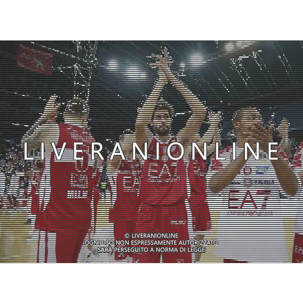 Lega Basket serie A Victoria Libertas Pesaro - EA7 Emporio Armani Milano 02/01/2018 nella foto: esultanza milano ©Claudio Zamagni/Agenzia Aldo Liverani EA7 Emporio Armani Milano celebrates the victory during basketball match between Victoria Libertas Pallacanestro Pesaro and EA7 Emporio Armani Milano at Adriatic Arena in Pesaro on January 02 2018 photo credit Claudio Zamagni/Aldo Liverani Photo Agency 