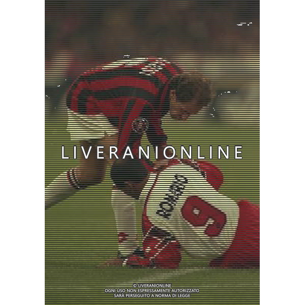 MILANO-28-10-1997 PARTITA AMICHEVOLE PER L\'ADDIO AL CALCIO DI FRANCO BARESI MILAN RESTO DEL MONDO NELLA FOTO FRANCO BARESI E ROMARIO AG ALDO LIVERANI SAS