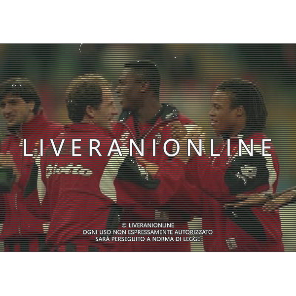 MILANO-28-10-1997 PARTITA AMICHEVOLE PER L\'ADDIO AL CALCIO DI FRANCO BARESI MILAN RESTO DEL MONDO NELLA FOTO FRANCO BARESI CON EDGARD DAVIDS AG ALDO LIVERANI SAS