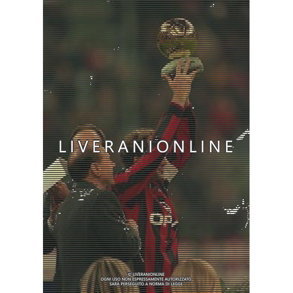 MILANO-28-10-1997 PARTITA AMICHEVOLE PER L\'ADDIO AL CALCIO DI FRANCO BARESI MILAN RESTO DEL MONDO NELLA FOTO SILVIO BERLUSCONI CON FRANCO BARESI AG ALDO LIVERANI SAS