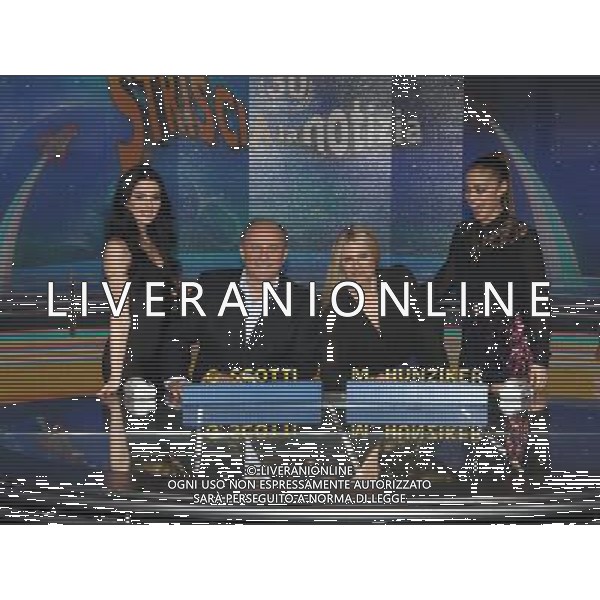 Cologno Monzese ( MI ) 08/01/2018 Mediaset - Photocall Striscia la Notizia Nella foto: Shaila Gatta, Gerry Scotti, Michelle Hunziker e Mikaela Neaze Silva PH Lauro Montagnini AG ALDO LIVERANI SAS