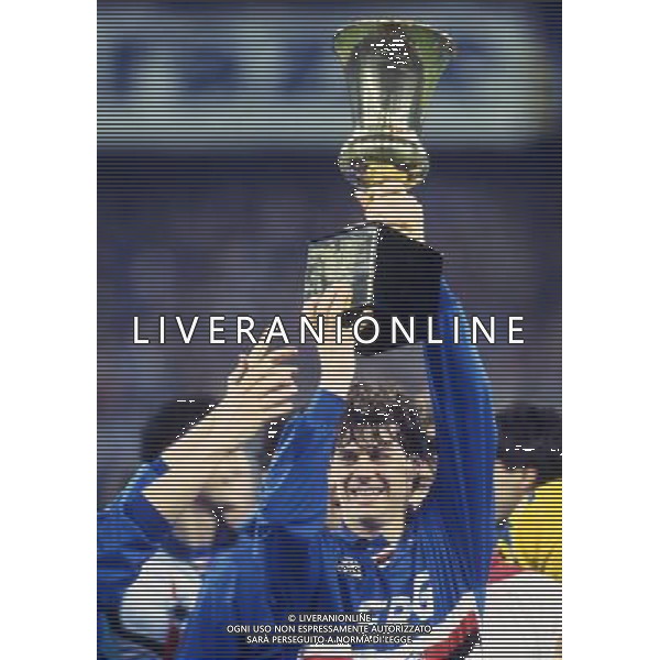 RETROSPETTIVA MICHELE SERENA CALCIATORE NELLA FOTO MICHELE SERENA CON LA MAGLIA DELLA SAMPDORIA E LA COPPA ITALIA AG ALDO LIVERANI SAS