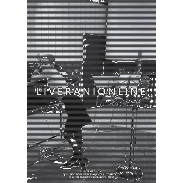 1967 MILANO LE GEMELLE KESSLER IN SALA DI REGISTRAZIONE AG ALDO LIVERANI SAS