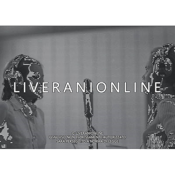 1967 MILANO LE GEMELLE KESSLER IN SALA DI REGISTRAZIONE AG ALDO LIVERANI SAS