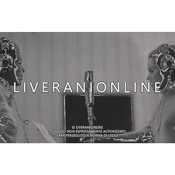 1967 MILANO LE GEMELLE KESSLER IN SALA DI REGISTRAZIONE AG ALDO LIVERANI SAS