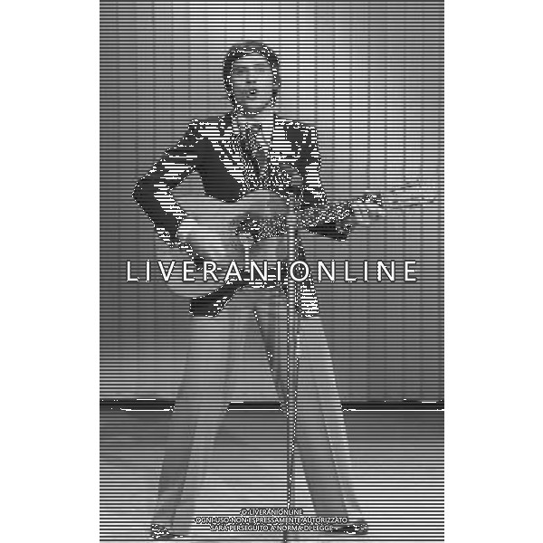 Trasmissione televisiva varieta\' musicale \' Alle sette della sera \' in onda sul Secondo Programma nel 1975 - RETROSPETTIVA nella foto Gianni Morandi Â©ARCHIVIO / AGENZIA ALDO LIVERANI SAS 