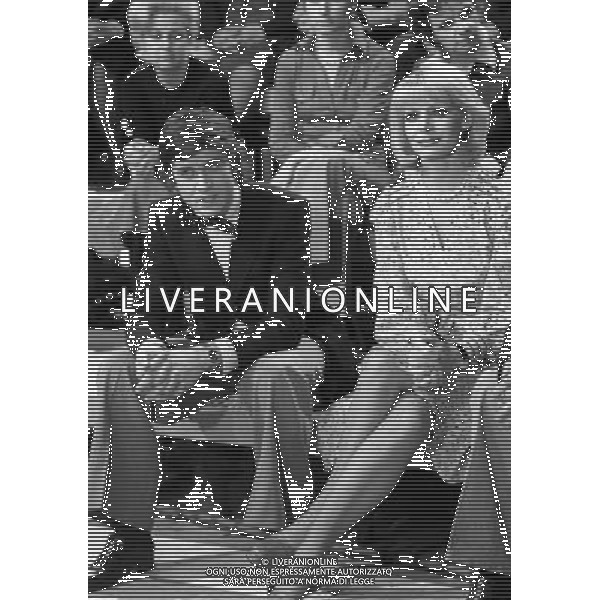 Trasmissione televisiva varieta\' musicale \' Alle sette della sera \' in onda sul Secondo Programma nel 1975 - RETROSPETTIVA nella foto Gianni Morandi con Ingrid Schoeller ©ARCHIVIO / AGENZIA ALDO LIVERANI SAS 