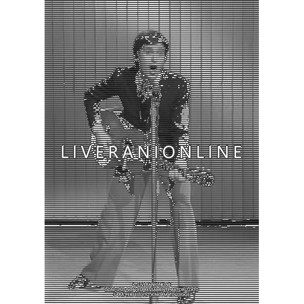 Trasmissione televisiva varieta\' musicale \' Alle sette della sera \' in onda sul Secondo Programma nel 1975 - RETROSPETTIVA nella foto Gianni Morandi Â©ARCHIVIO / AGENZIA ALDO LIVERANI SAS 