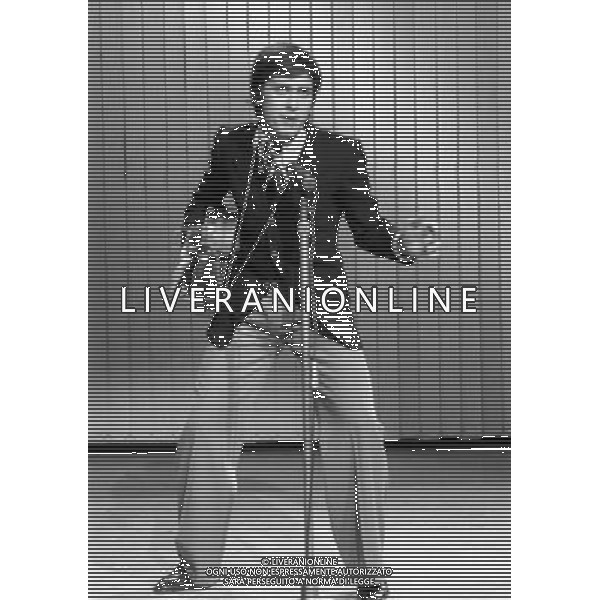 Trasmissione televisiva varieta\' musicale \' Alle sette della sera \' in onda sul Secondo Programma nel 1975 - RETROSPETTIVA nella foto Gianni Morandi Â©ARCHIVIO / AGENZIA ALDO LIVERANI SAS 