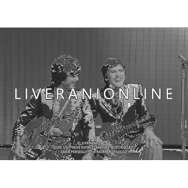 Trasmissione televisiva varieta\' musicale \' Alle sette della sera \' in onda sul Secondo Programma nel 1975 - RETROSPETTIVA nella foto Gianni Morandi con Little Tony, nome d\'arte di Antonio Ciacci ©ARCHIVIO / AGENZIA ALDO LIVERANI SAS 