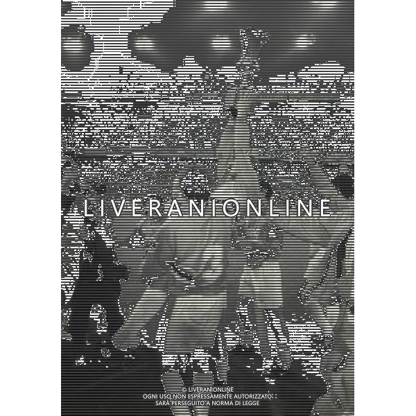 20-04-1994 GENOVA-FINALE DI COPPA ITALIA SAMPDORIA-ANCONA 6-1 NELLA FOTO I GIOCATORI DELLA SAMPDORIA FESTEGGIANO LA VITTORIA CON LA COPPA ITALIA AG ALDO LIVERANI SAS