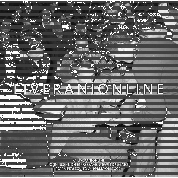 CLAY REGAZZONI, pilota automobilistico svizzero con NIKI LAUDA, pilota automobilistico austriaco - RETROSPETTIVA nella foto nel 1976 firmano autografi ©ARCHIVIO / AGENZIA ALDO LIVERANI SAS