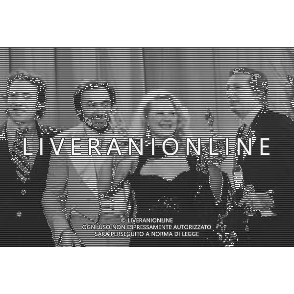 25mo Festival della canzone italiana al salone delle feste del casino\' di Sanremo 1975 - RETROSPETTIVA nella foto la vincitrice GILDA, pseudonimo di Rosangela Scalabrino con Mike Bongiorno ©ARCHIVIO / AGENZIA ALDO LIVERANI SAS