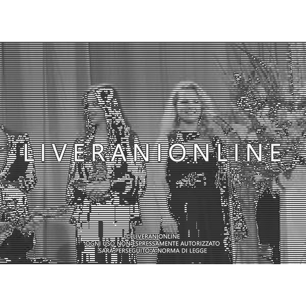 25mo Festival della canzone italiana al salone delle feste del casino\' di Sanremo 1975 - RETROSPETTIVA nella foto la vincitrice GILDA, pseudonimo di Rosangela Scalabrino con Sabina Ciuffini ©ARCHIVIO / AGENZIA ALDO LIVERANI SAS
