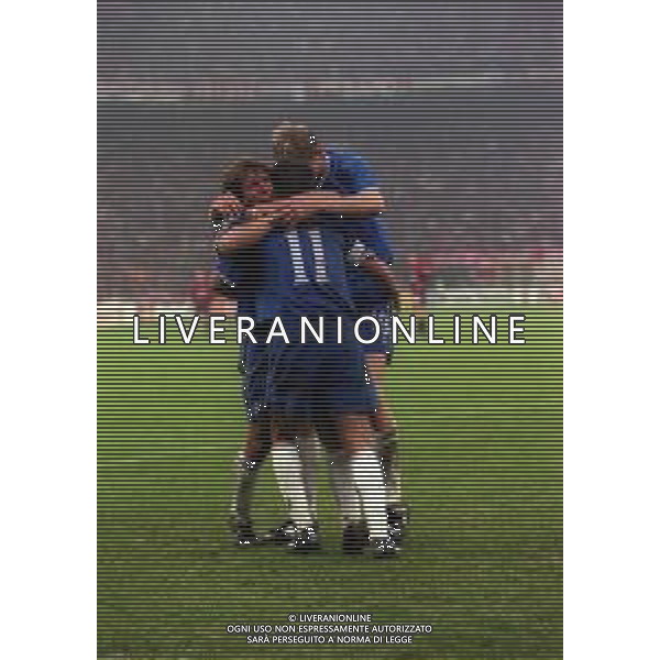 26-10-1999 MILANO- STADIO GIUSEPPE MEAZZA CHAMPIONS LEAGUE MILAN CHELSEA 1-1 NELLA FOTO ABBRACCI DOPO GOLA GIOCATORI CHELSEA AG ALDO LIVERANI SAS