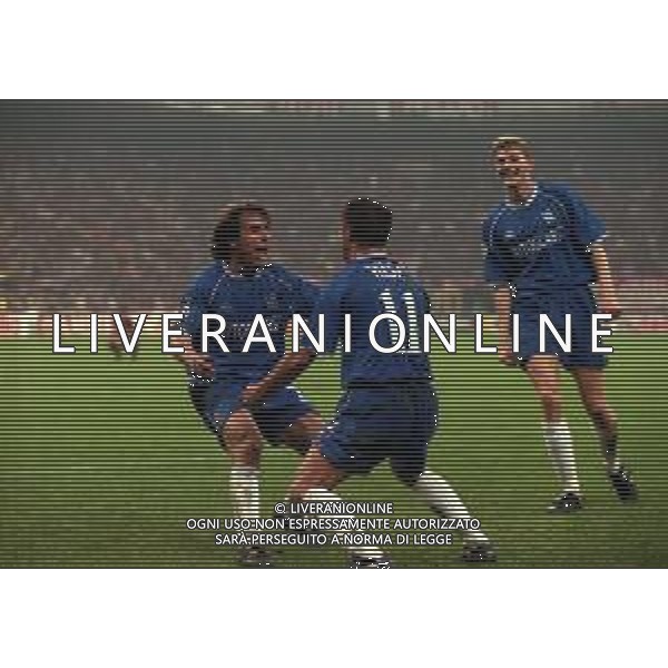 26-10-1999 MILANO- STADIO GIUSEPPE MEAZZA CHAMPIONS LEAGUE MILAN CHELSEA 1-1 NELLA FOTO ABBRACCI DOPO GOLA GIOCATORI CHELSEA AG ALDO LIVERANI SAS