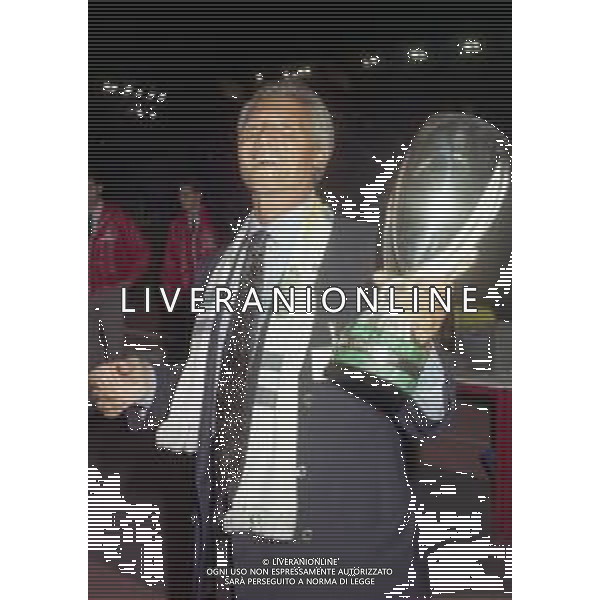 27-08-1999 MONTECARLO- FINALE SUPERCOPPA EUROPEA MANCHESTER UNITED LAZIO 0-1 NELLA FOTO SERGIO CRAGNOTTI PRESIDENTE DELLA ZIO CON LA SUPERCOPPA EUROPEA AG ALDO LIVERANI SAS