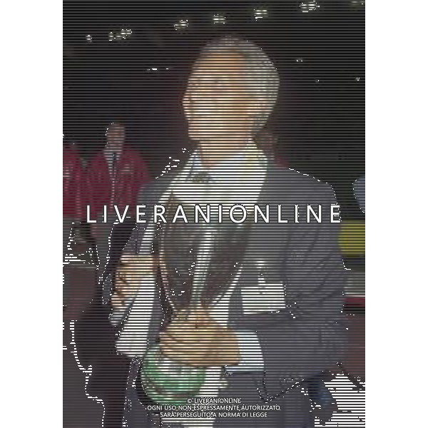 27-08-1999 MONTECARLO- FINALE SUPERCOPPA EUROPEA MANCHESTER UNITED LAZIO 0-1 NELLA FOTO SERGIO CRAGNOTTI PRESIDENTE DELLA ZIO CON LA SUPERCOPPA EUROPEA AG ALDO LIVERANI SAS