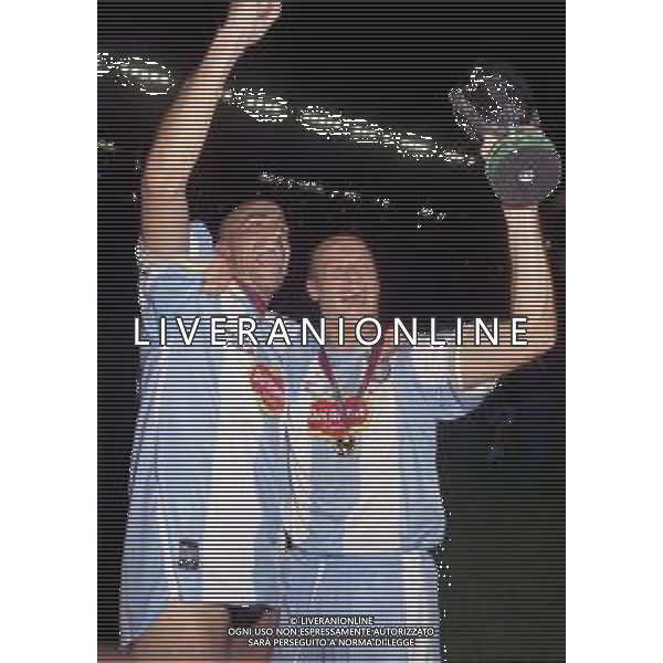27-08-1999 MONTECARLO- FINALE SUPERCOPPA EUROPEA MANCHESTER UNITED LAZIO 0-1 NELLA FOTO JUAN SEBASTIAN VERO CON ATTILIO LOMBARDO E LA SUPERCOPPA EUROPEA AG ALDO LIVERANI SAS