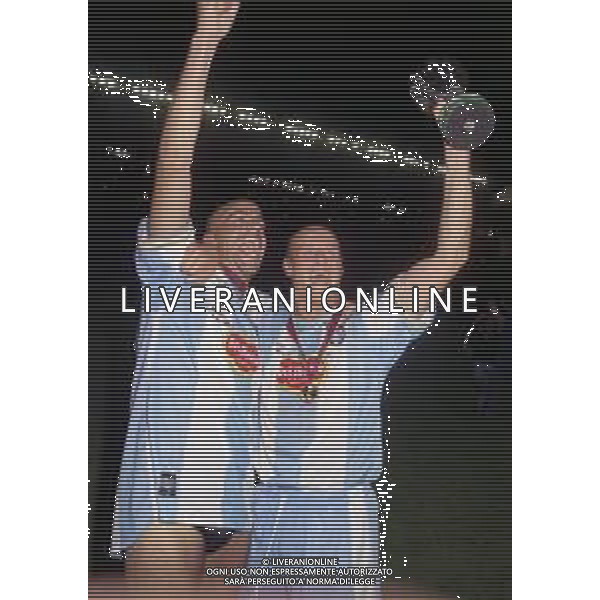 27-08-1999 MONTECARLO- FINALE SUPERCOPPA EUROPEA MANCHESTER UNITED LAZIO 0-1 NELLA FOTO JUAN SEBASTIAN VERO CON ATTILIO LOMBARDO E LA SUPERCOPPA EUROPEA AG ALDO LIVERANI SAS