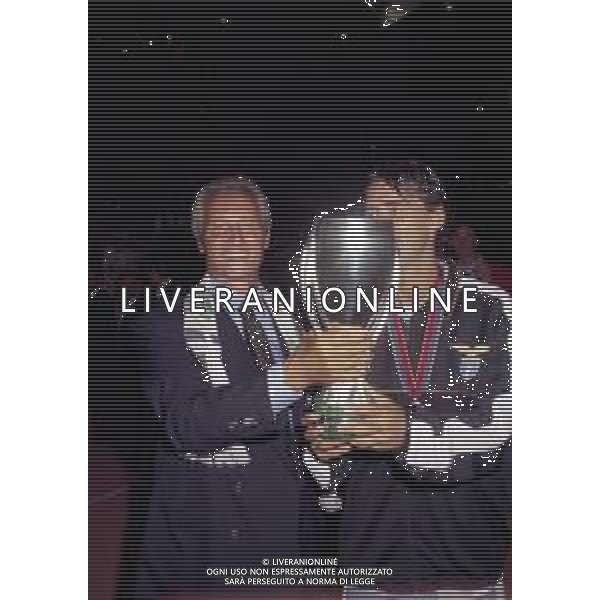 27-08-1999 MONTECARLO- FINALE SUPERCOPPA EUROPEA MANCHESTER UNITED LAZIO 0-1 NELLA FOTO ROBERTO MANCINI CON LA SUPERCOPPA EUROPEA CON IL PRESIDENTE SERGIO CRAGNOTTI AG ALDO LIVERANI SAS