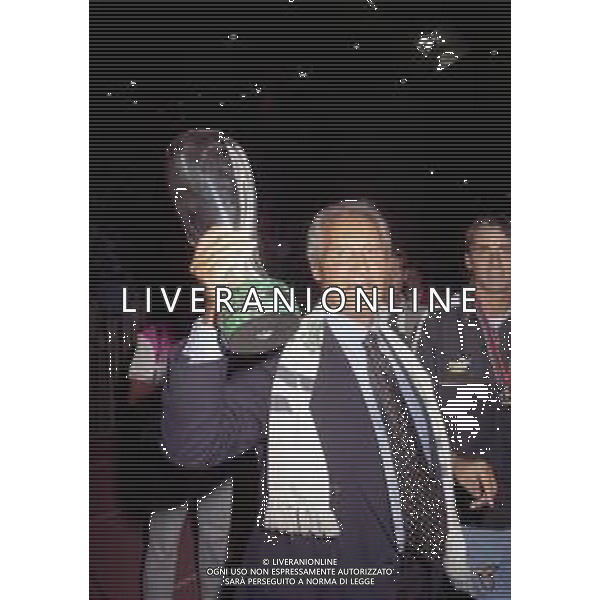 27-08-1999 MONTECARLO- FINALE SUPERCOPPA EUROPEA MANCHESTER UNITED LAZIO 0-1 NELLA FOTO SERGIO CRAGNOTTI PRESIDENTE DELLA LAZIO CON LA SUPERCOPPA EUROPEA AG ALDO LIVERANI SAS