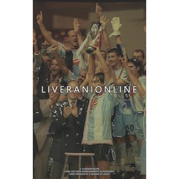 27-08-1999 MONTECARLO- FINALE SUPERCOPPA EUROPEA MANCHESTER UNITED LAZIO 0-1 NELLA FOTO IL PRINCIPE ALBERTO DI MONACO PREMIA ALESSANDRO NESTA CAPITANO DELLA LAZIO CON LA SUPERCOPPA EUROPEA AG ALDO LIVERANI SAS