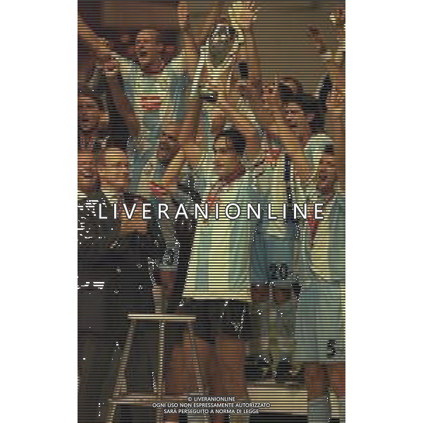 27-08-1999 MONTECARLO- FINALE SUPERCOPPA EUROPEA MANCHESTER UNITED LAZIO 0-1 NELLA FOTO IL PRINCIPE ALBERTO DI MONACO PREMIA ALESSANDRO NESTA CAPITANO DELLA LAZIO CON LA SUPERCOPPA EUROPEA AG ALDO LIVERANI SAS