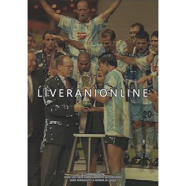 27-08-1999 MONTECARLO- FINALE SUPERCOPPA EUROPEA MANCHESTER UNITED LAZIO 0-1 NELLA FOTO IL PRINCIPE ALBERTO DI MONACO PREMIA ALESSANDRO NESTA CAPITANO DELLA LAZIO CON LA SUPERCOPPA EUROPEA AG ALDO LIVERANI SAS