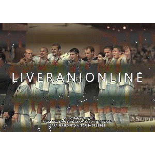 27-08-1999 MONTECARLO- FINALE SUPERCOPPA EUROPEA MANCHESTER UNITED LAZIO 0-1 NELLA FOTO I GIOCATORI DELLA LAZIO FESTEGGIANO LA VITTORIA CON LA SUPERCOPPA EUROPEA AG ALDO LIVERANI SAS