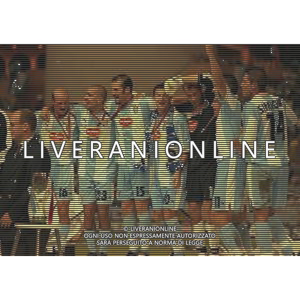 27-08-1999 MONTECARLO- FINALE SUPERCOPPA EUROPEA MANCHESTER UNITED LAZIO 0-1 NELLA FOTO I GIOCATORI DELLA LAZIO FESTEGGIANO LA VITTORIA CON LA SUPERCOPPA EUROPEA AG ALDO LIVERANI SAS