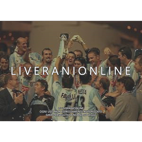 27-08-1999 MONTECARLO- FINALE SUPERCOPPA EUROPEA MANCHESTER UNITED LAZIO 0-1 NELLA FOTO I GIOCATORI DELLA LAZIO FESTEGGIANO LA VITTORIA CON LA SUPERCOPPA EUROPEA AG ALDO LIVERANI SAS