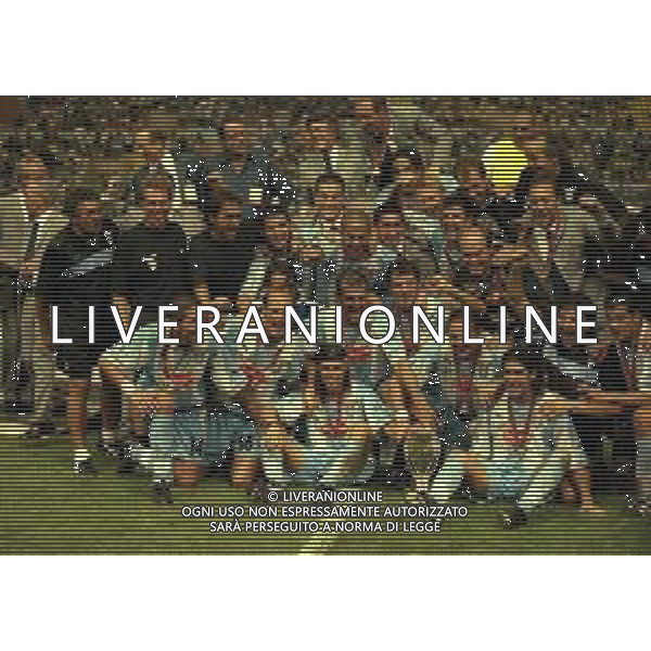 27-08-1999 MONTECARLO- FINALE SUPERCOPPA EUROPEA MANCHESTER UNITED LAZIO 0-1 NELLA FOTO I GIOCATORI DELLA LAZIO FESTEGGIANO LA VITTORIA CON LA SUPERCOPPA EUROPEA AG ALDO LIVERANI SAS