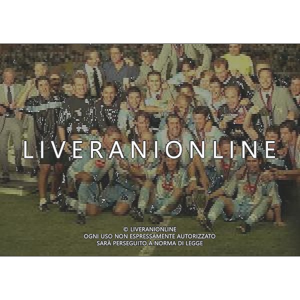 27-08-1999 MONTECARLO- FINALE SUPERCOPPA EUROPEA MANCHESTER UNITED LAZIO 0-1 NELLA FOTO I GIOCATORI DELLA LAZIO FESTEGGIANO LA VITTORIA CON LA SUPERCOPPA EUROPEA AG ALDO LIVERANI SAS