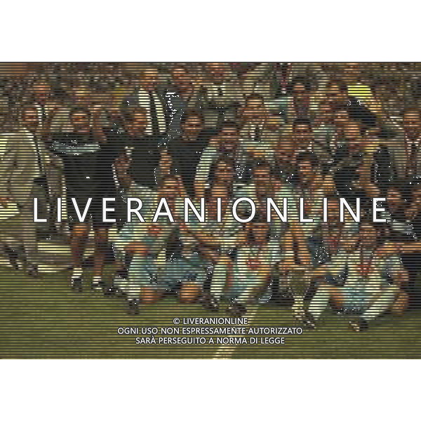 27-08-1999 MONTECARLO- FINALE SUPERCOPPA EUROPEA MANCHESTER UNITED LAZIO 0-1 NELLA FOTO I GIOCATORI DELLA LAZIO FESTEGGIANO LA VITTORIA CON LA SUPERCOPPA EUROPEA AG ALDO LIVERANI SAS