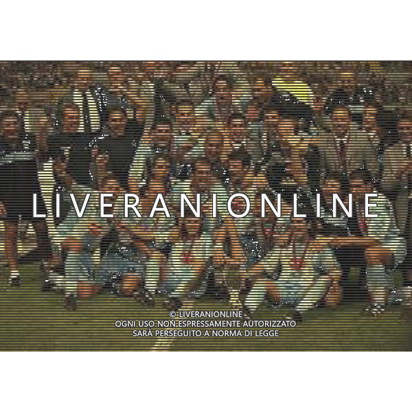27-08-1999 MONTECARLO- FINALE SUPERCOPPA EUROPEA MANCHESTER UNITED LAZIO 0-1 NELLA FOTO I GIOCATORI DELLA LAZIO FESTEGGIANO LA VITTORIA CON LA SUPERCOPPA EUROPEA AG ALDO LIVERANI SAS