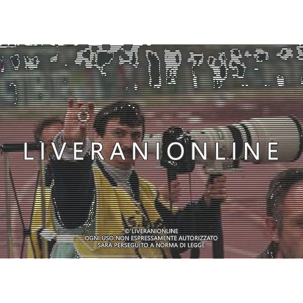 29-04-1998 ROMA -FINALE DI COPPA ITALIA TIM LAZIO MILAN 3-1 NELLA FOTO MAURIZIO BORSARI CON UN BULLONE TIRATO DAI TIFOSI IN CAMPO AG ALDO LIVERANI SAS