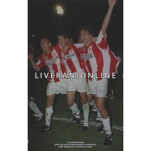29-05-1999 VICENZA -FINALE DI COPPA ITALIA VICENZA NAPOLI 3-0 NELLA FOTO I GIOCATORI DEL VICENZA FESTAEGGIANO LA VITTORIA DELLA COPPA ITALIA GIAMPIERO MAINI-ROBERTO MURGITA E PULPITO D\'IGNAZIO AG ALDO LIVERANI SAS