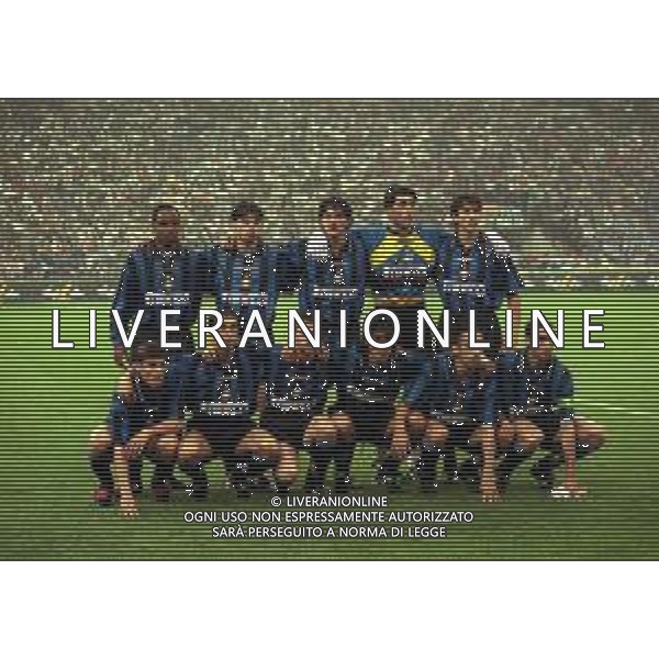 21-05-1997 MILANO FINALE DI COPPA UEFA INTER SHALKE 04 1-0 DOPO I RIGORI 4-1 NELLA FOTO FORMAZIONE INTER DA SIN PAUL INCE- CIRIACO SFORZA-ALESSANDRO PISTONE-GIANLUCA PAGLIUCA-MASSIMO PAGANIN SED DA SIN JAVIER ZANETTI-SALVATORE FRESI-MAURIZIO GANZ-IVAN ZAMORANO-YOURI DJORKAEFF-GIUSEPPE BERGOMI AG ALDO LIVERANI SAS