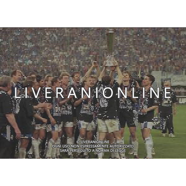 21-05-1997 MILANO FINALE DI COPPA UEFA INTER SHALKE 04 1-0 DOPO I RIGORI 4-1 NELLA FOTO LA SQUADRA DELLO SHALKE 04 FESTEGGIA LA COPPA UEFA AG ALDO LIVERANI SAS