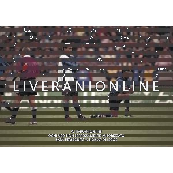 21-05-1997 MILANO FINALE DI COPPA UEFA INTER SHALKE 04 1-0 DOPO I RIGORI 4-1 NELLA FOTO PAUL INCE E JOCELYN ANGLOMA AG ALDO LIVERANI SAS