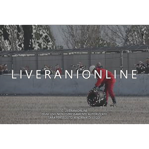 Fernando Alonso (ESP) McLaren MCL33 in the gravel trap with a wheel missing. 26.02.2018. Formula One Testing, Day One, Barcelona, Spain. Monday. / AGENZIA ALDO LIVERANI SAS - ITALY ONLY EDITORIAL USE ONLY - Motor Racing - F1 Testing - Test One - Day 1 - Barcellona, Spagna 26 febbraio 2018