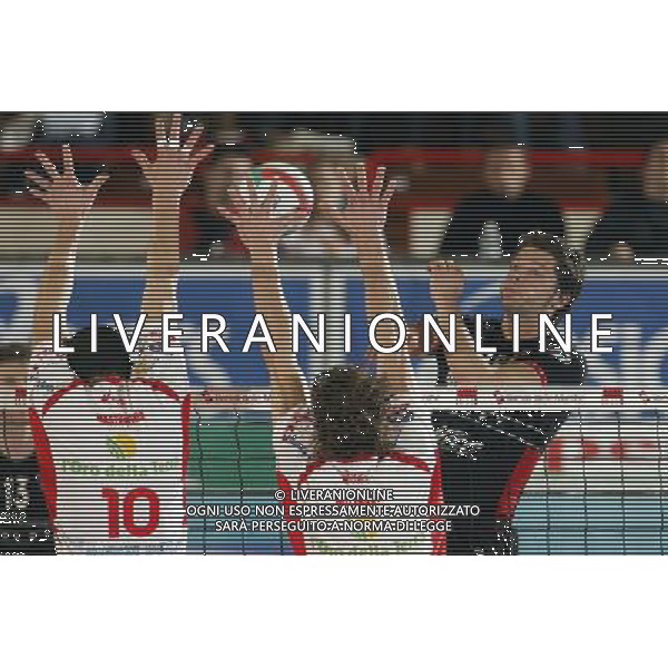 Campionato di volley serie A 2004/05 play off partita: Lube banca marche MC - Sysley TV foto:S.Rosa/Liverani nella foto: Cisolla - sysley AGENZIA ALDO LIVERANI S A S