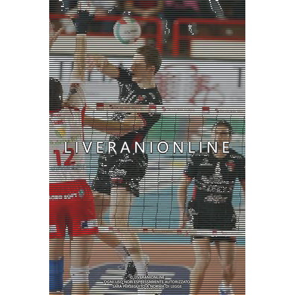Campionato di volley serie A 2004/05 play off partita: Lube banca marche MC - Sysley TV foto:S.Rosa/Liverani nella foto: Gustavo - sysley AGENZIA ALDO LIVERANI S A S