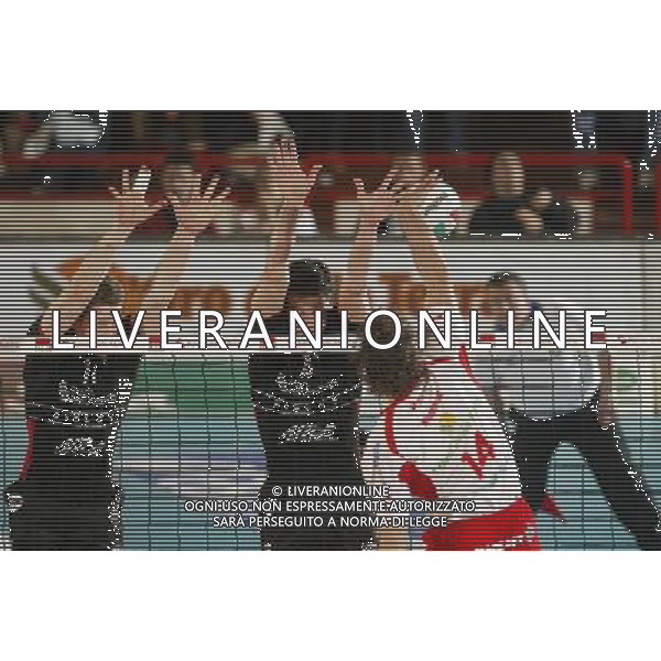 Campionato di volley serie A 2004/05 play off partita: Lube banca marche MC - Sysley TV foto:S.Rosa/Liverani nella foto: Muro - sysley AGENZIA ALDO LIVERANI S A S
