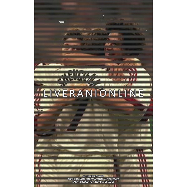 21-09-1999 MILANO-CHAMPIONS LEAGUE MILAN GALATASARAY 2-1 NELLA FOTO ABBRACCI GIOCATORI MILAN AG ALDO LIVERANI SAS
